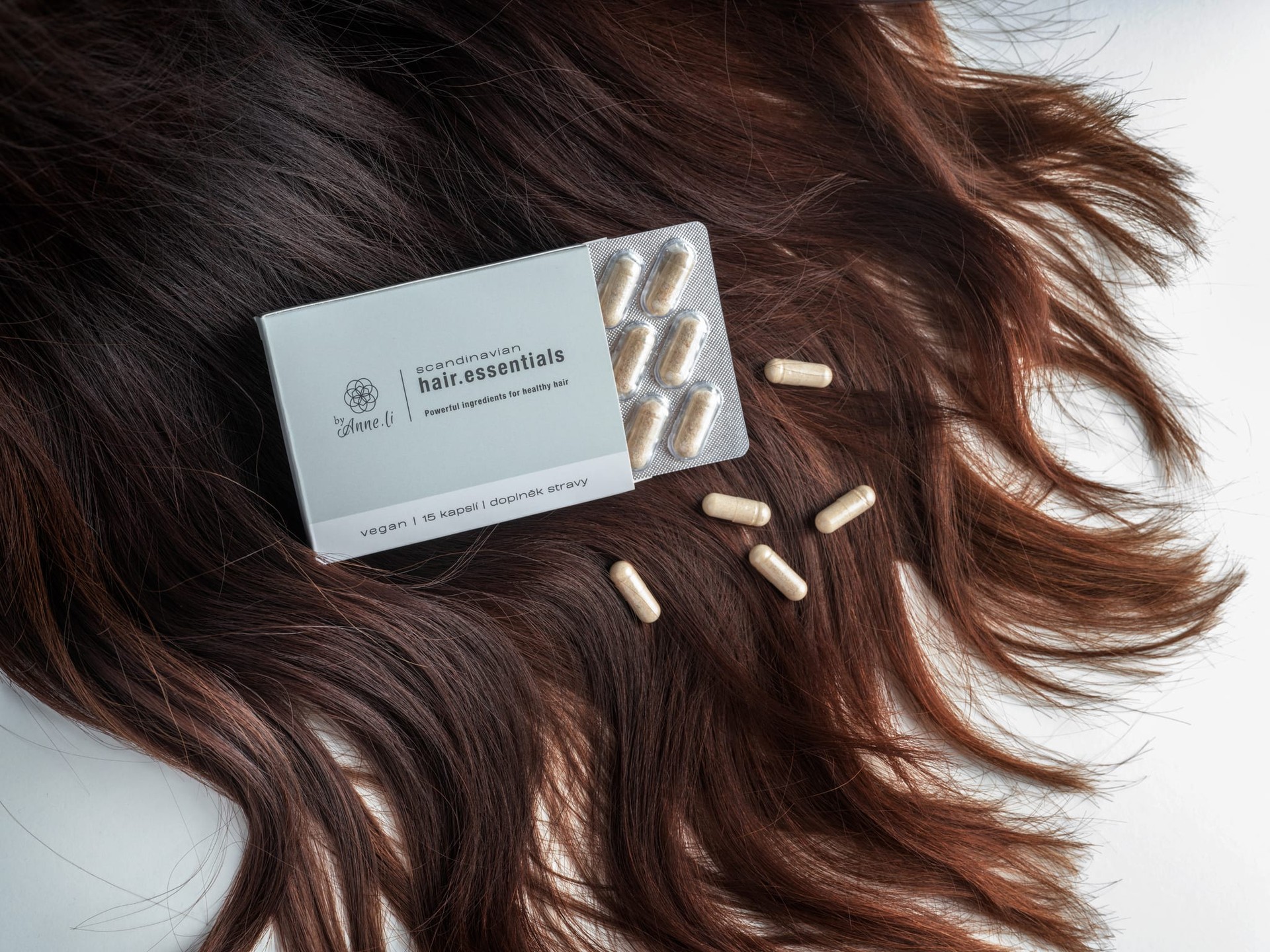 Balení hair.essentials byAnne.li® s kapslemi na vlasech